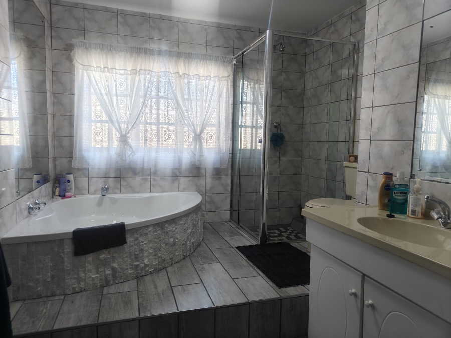 4 Bedroom Property for Sale in Oos Einde North West